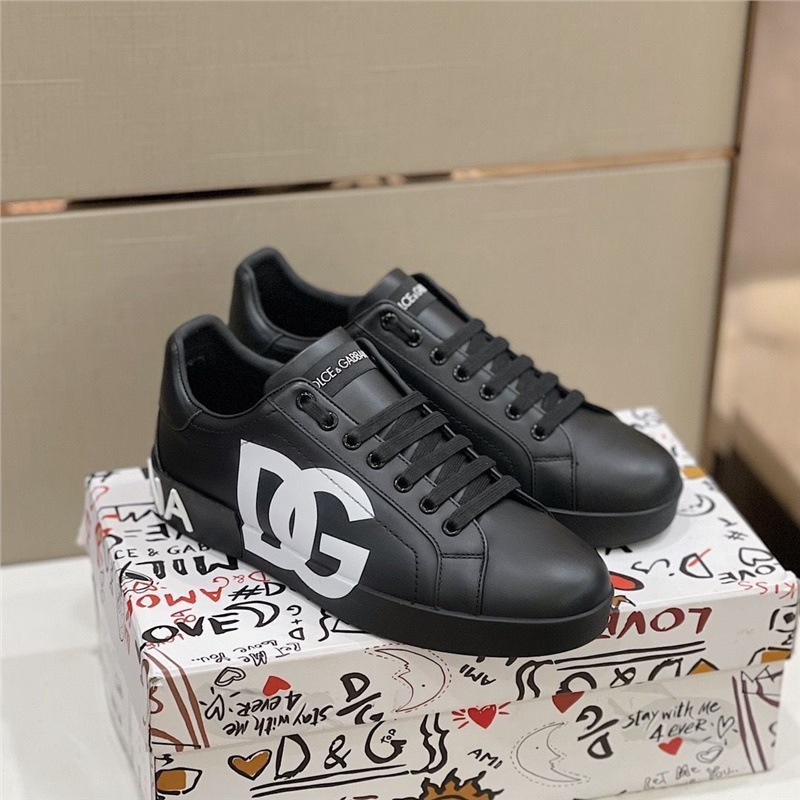 European leather new men's casual shoes versatile sports DG letter board shoes white shoes lace up fashionable men's shoes European leather new men's casual shoes versatile sports DG letter board shoes white shoes lace up fashionable men's shoes