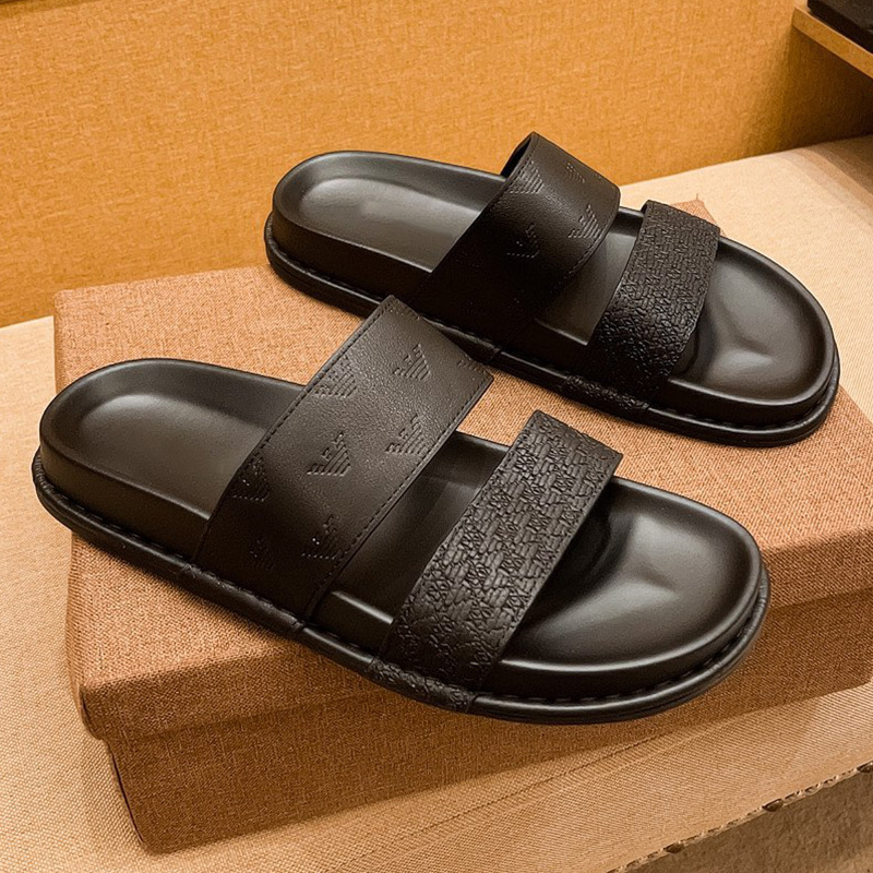 Men's European station wearing slippers, light luxury leather soft sole, comfortable and casual beach solid color, high-end feeling, versatile fashion shoes