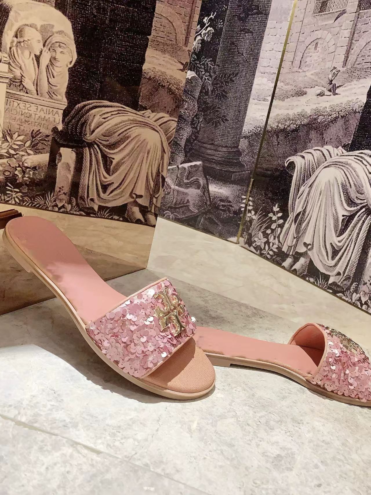 European and American casual beach shoes 2025 new metal flat bottomed temperament slippers for women's comfortable temperament sandals cross-border European and American casual beach shoes 2025 new metal flat bottomed temperament slippers for women's comfortable temperament sandals cross-border