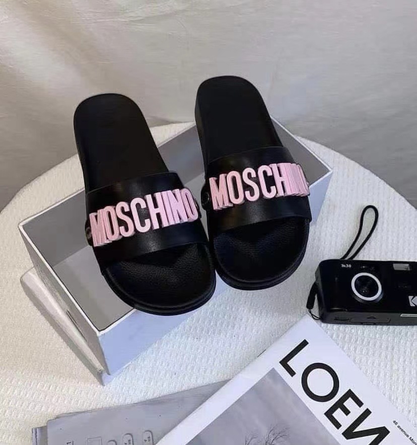 Fashion colored letter women's slippers 2025 summer internet famous slippers European and American style anti slip sponge bottom simple external wearing words Fashion colored letter women's slippers 2025 summer internet famous slippers European and American style anti slip sponge bottom simple external wearing words