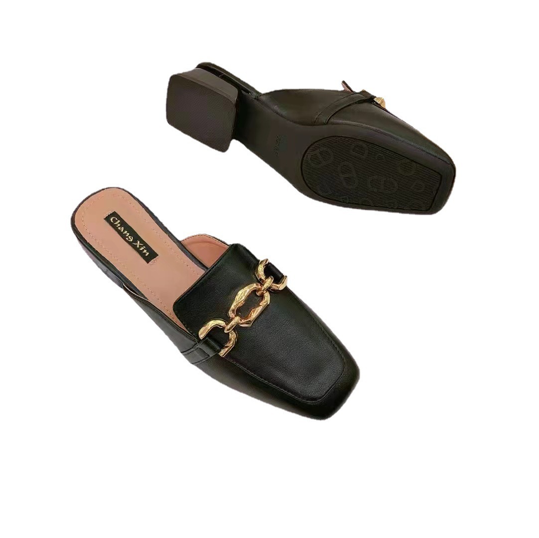 2022 new women's shoes, fashionable and comfortable for wearing outside, with a half mop and flat bottom flip flops