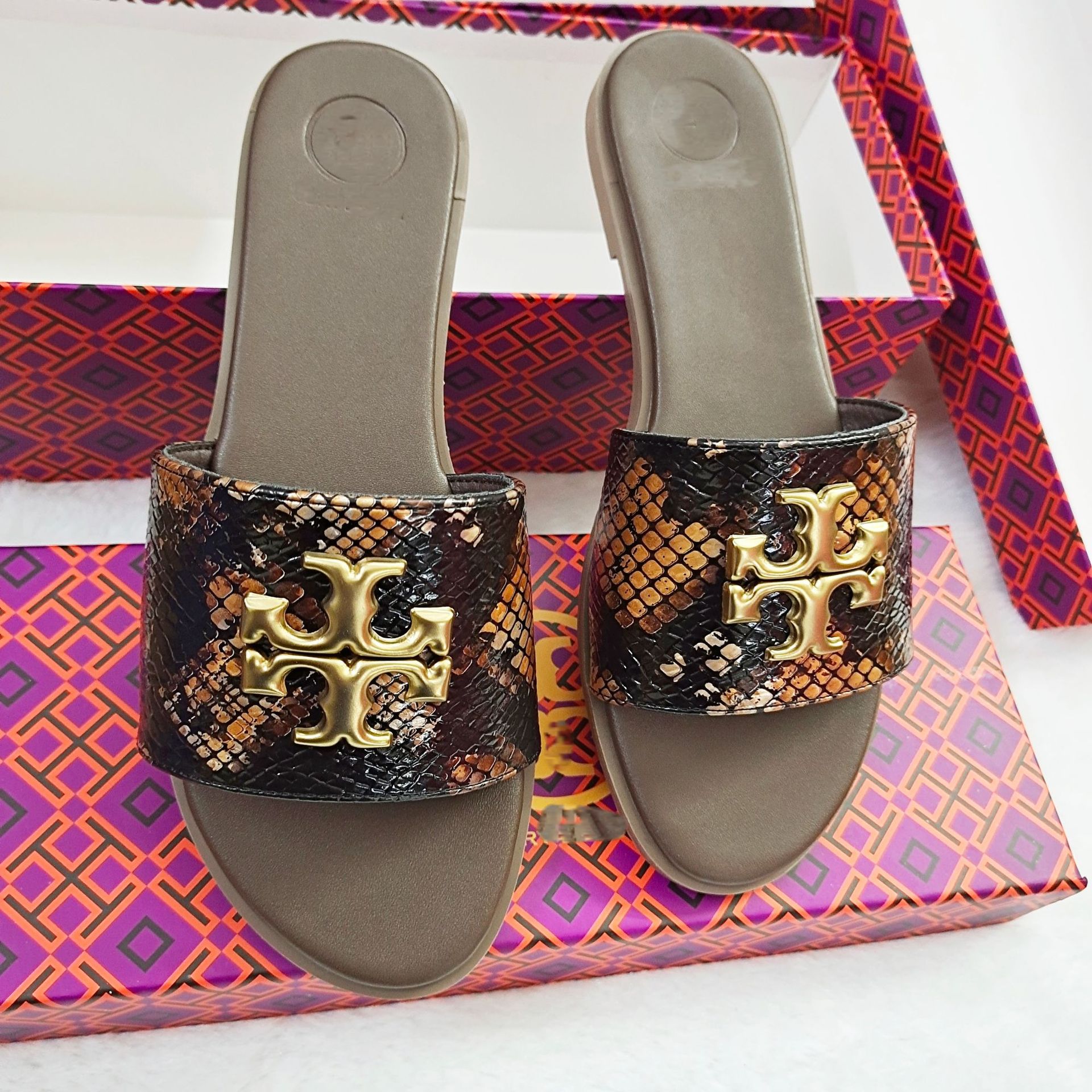 Foreign Trade Women's Flat Slippers 2025 High Version Sheepskin Letter Logo One Font Slippers Manufacturer Wholesale Foreign Trade Women's Flat Slippers 2025 High Version Sheepskin Letter Logo One Font Slippers Manufacturer Wholesale