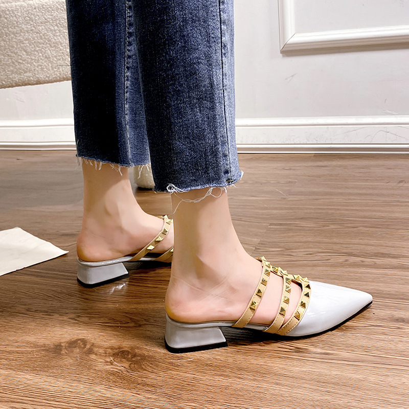 Rivet shoes with French feel, rivet sandals for women's summer outdoor wear, flat bottomed summer Korean version, patent leather pointed toe, half slippers Rivet shoes with French feel, rivet sandals for women's summer outdoor wear, flat bottomed summer Korean version, patent leather pointed toe, half slippers