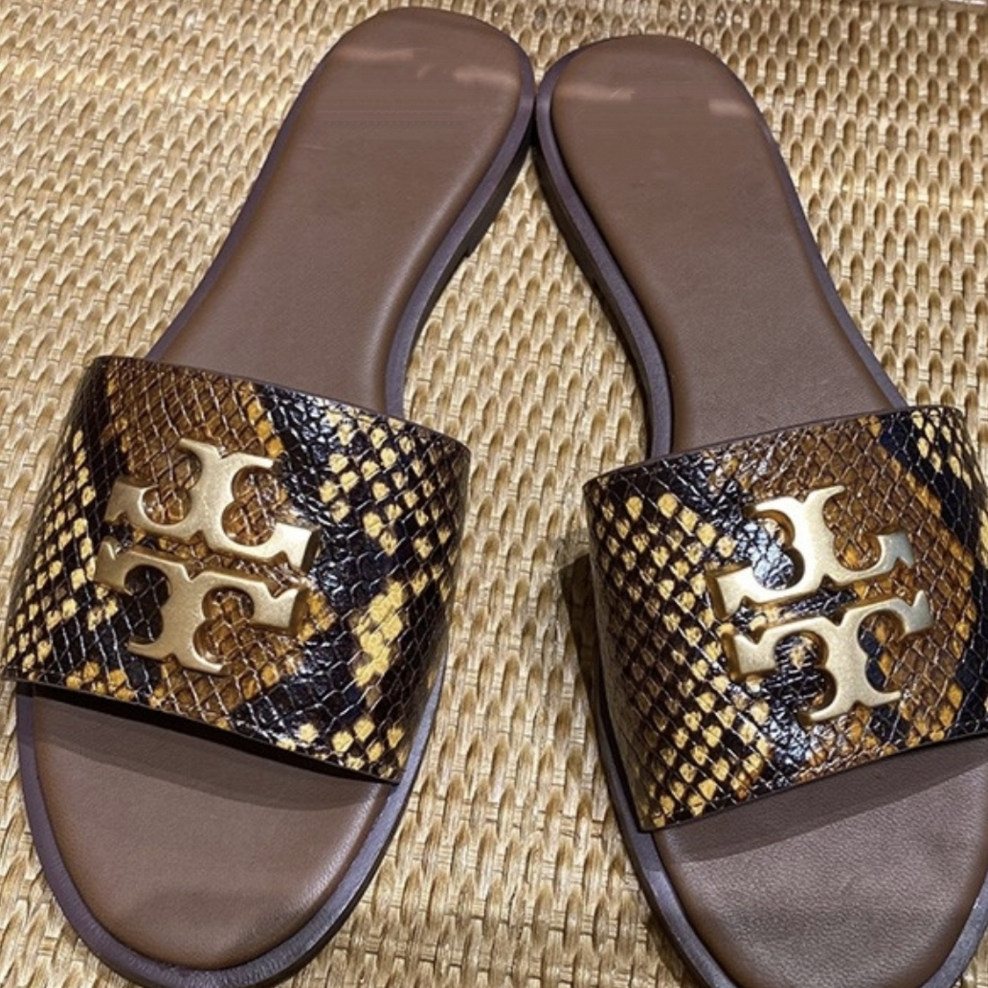 European and American casual beach shoes 2025 new metal flat bottomed temperament slippers for women's comfortable temperament sandals cross-border European and American casual beach shoes 2025 new metal flat bottomed temperament slippers for women's comfortable temperament sandals cross-border