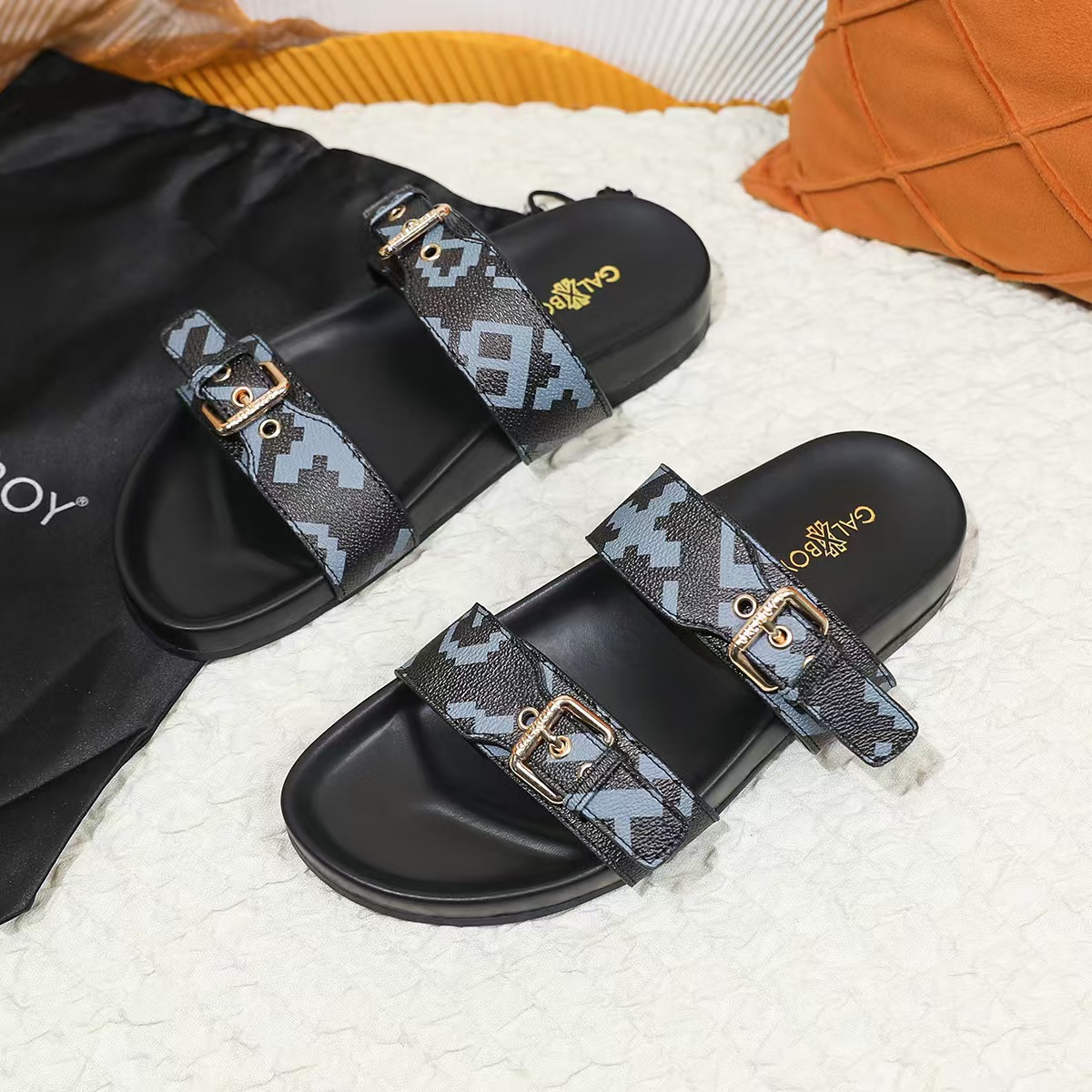 2025 New One Word Summer Thick Bottom Slippers for Casual and Comfortable Women's Shoes 2025 New One Word Summer Thick Bottom Slippers for Casual and Comfortable Women's Shoes