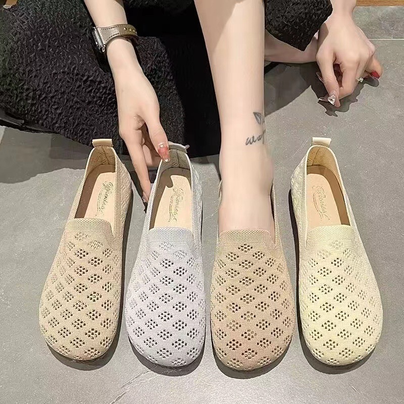 Internet celebrity live streaming sales of mom's shoes with flying woven mesh fabric, breathable casual women's shoes, fashionable breathable soft soled cloth shoes