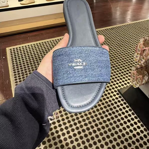 P's new model in Europe, America, Middle East, Dubai, Netherlands, Germany, Canada, metal logo, leather, shiny surface, flat bottom, straight drag P's new model in Europe, America, Middle East, Dubai, Netherlands, Germany, Canada, metal logo, leather, shiny surface, flat bottom, straight drag