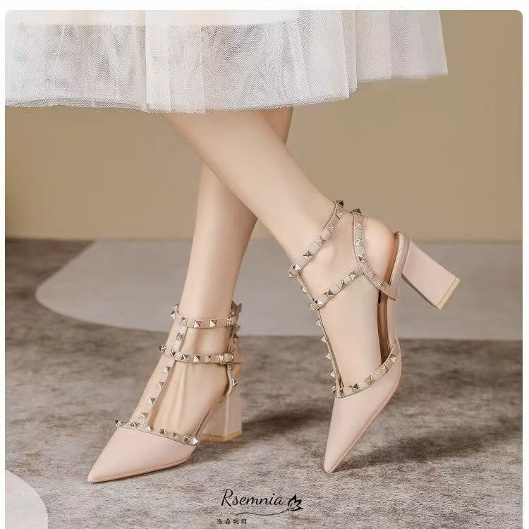 Summer Versatile 2024 Pointed Riveted Shoes with Pointed Headtips Roman Sandals for Women Wearing Fashionable and Comfortable Retro Women's Shoes