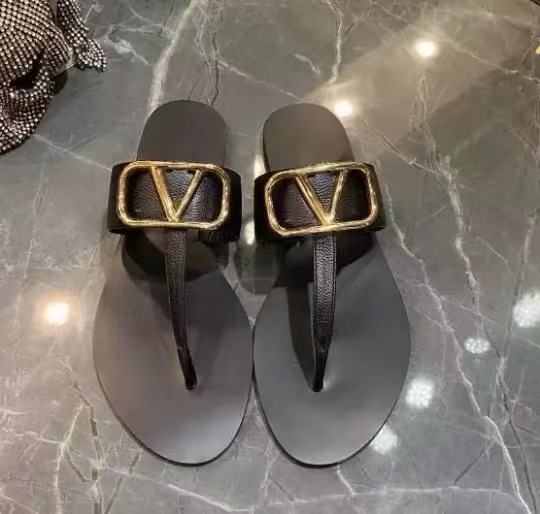 2025 new flat bottomed clip on button slippers, flip flops, plus size women's sandals, beach shoes, fashionable outerwear slippers 2025 new flat bottomed clip on button slippers, flip flops, plus size women's sandals, beach shoes, fashionable outerwear slippers