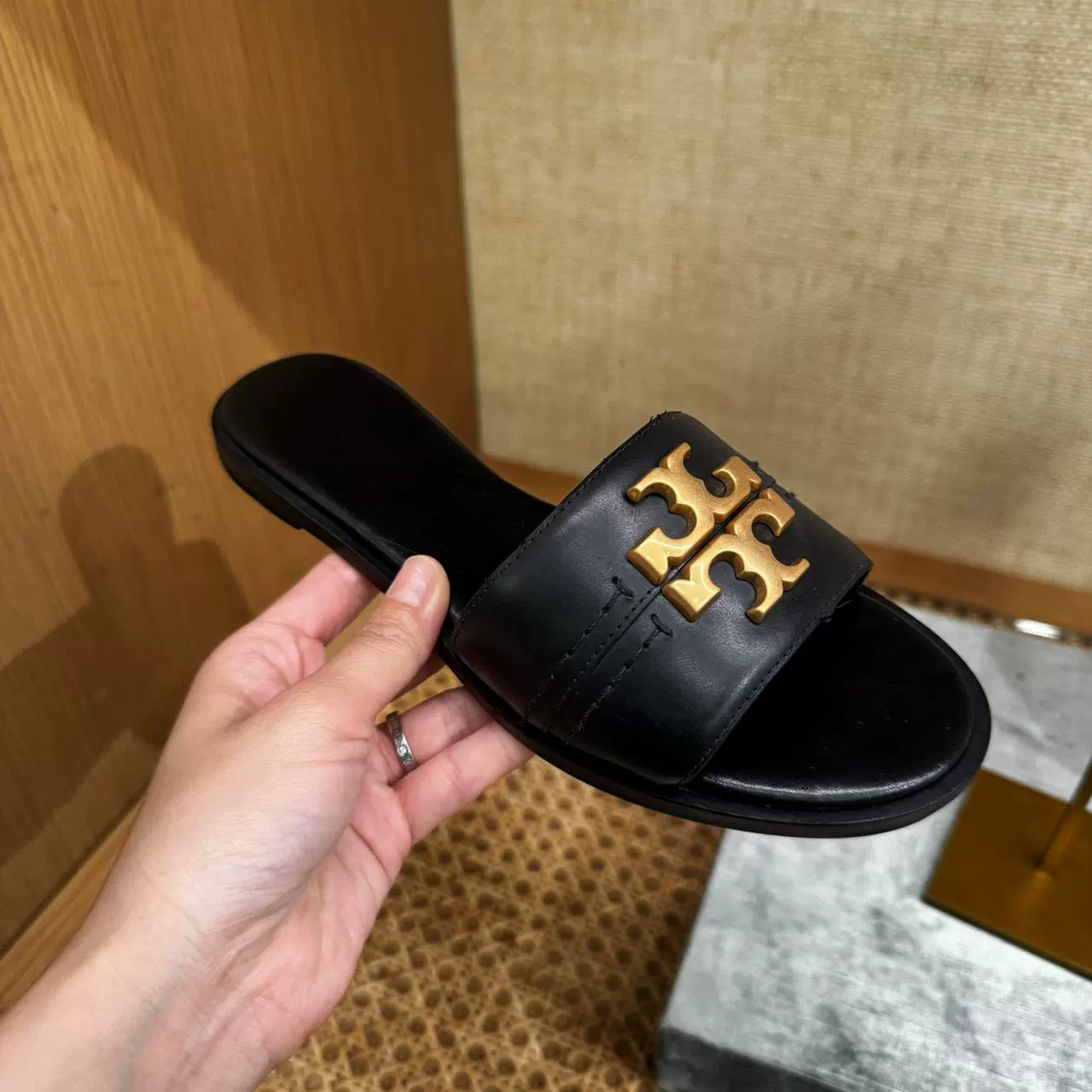 2025 new casual and comfortable leather slippers with metal buckle flat bottom for home and outdoor wear