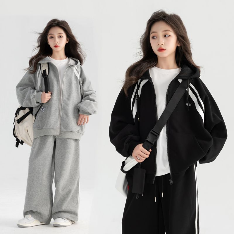 Korean version autumn outfit set for girls and babies, featuring a new western-style hoodie and fashionable casual pants from the Spring and Autumn period. Two piece set