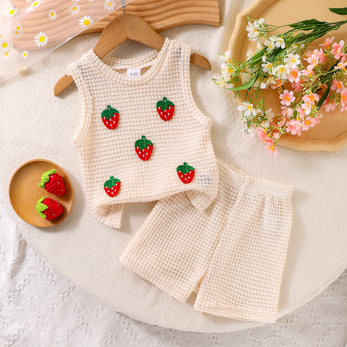 Foreign trade European and American girls' casual knitted strawberry chapter sleeveless top paired with solid color shorts two-piece set