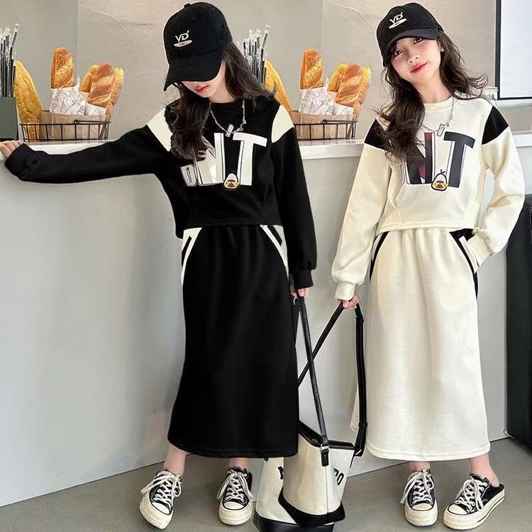 Girls' Korean version skirt set, featuring the latest western-style letter color blocked hoodie from Da Tong Chun Qiu, a fashionable two-piece skirt set