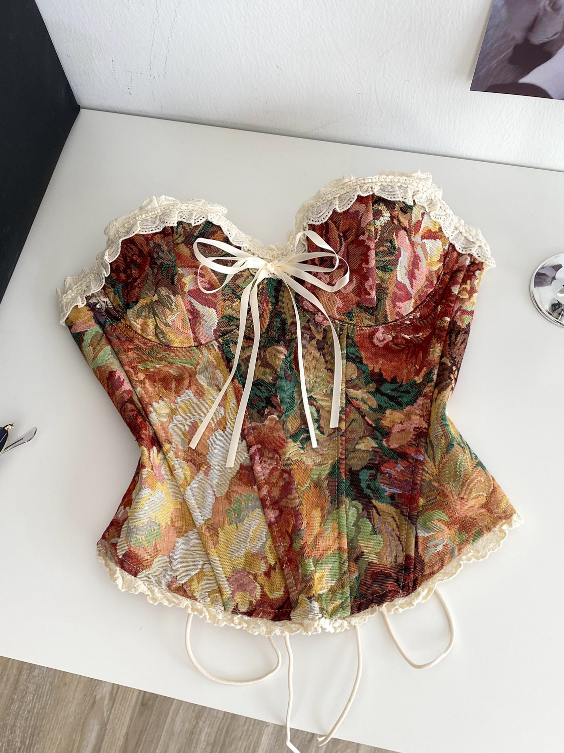 French romantic atmosphere, oil painting style strapless vest for women in summer, lace lace, fishbone waist strap, exquisite top