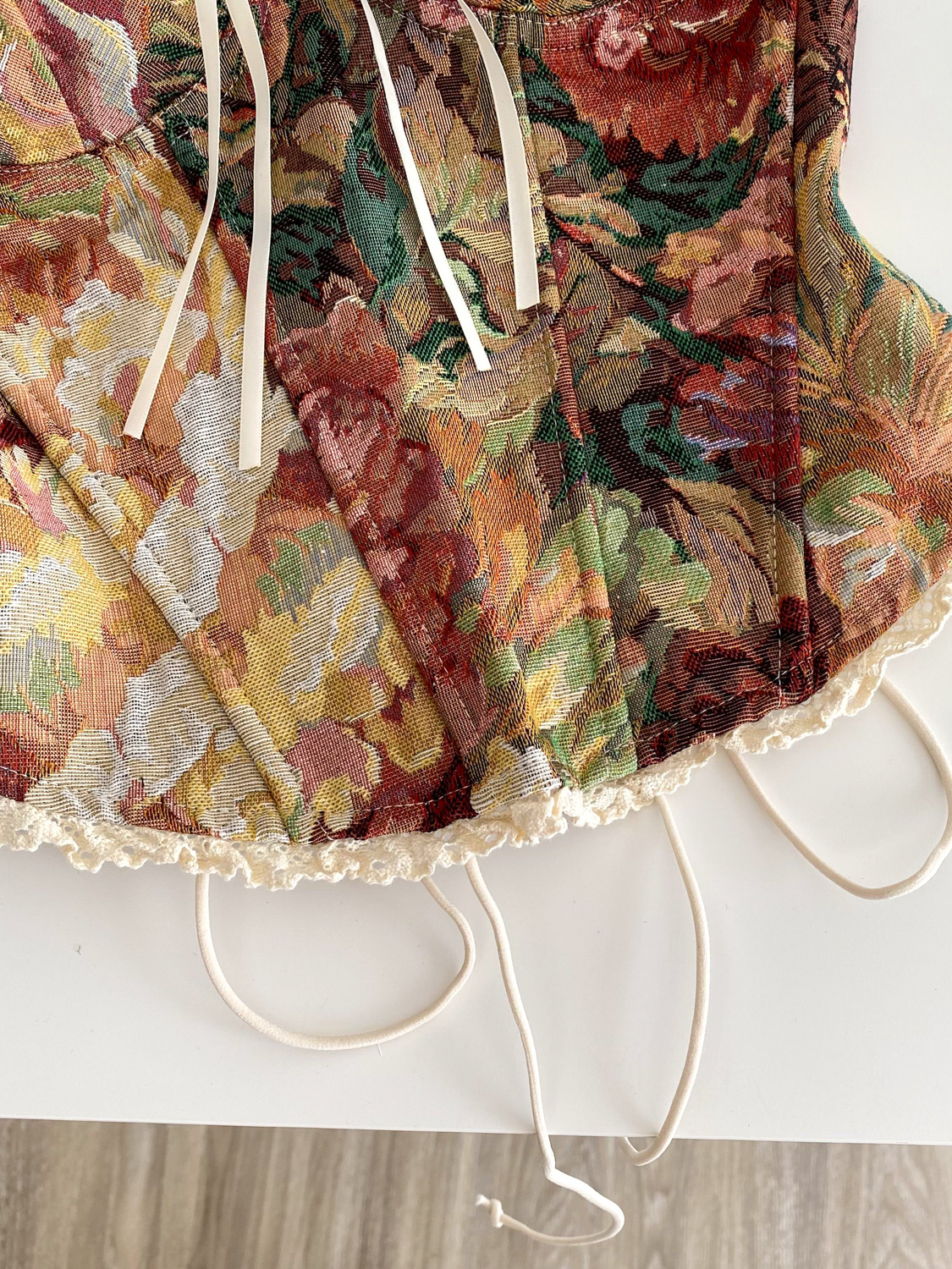 French romantic atmosphere, oil painting style strapless vest for women in summer, lace lace, fishbone waist strap, exquisite top French romantic atmosphere, oil painting style strapless vest for women in summer, lace lace, fishbone waist strap, exquisite top