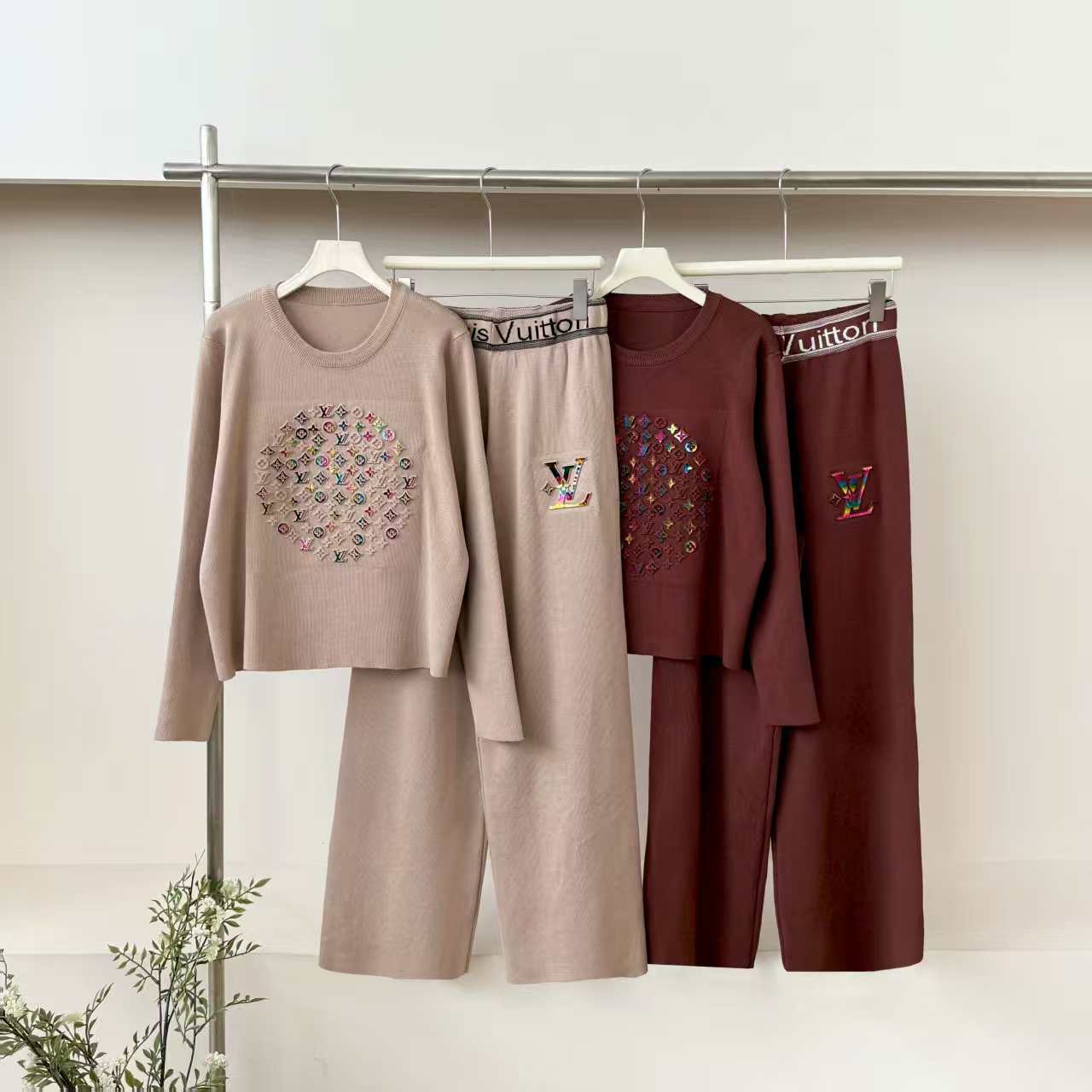 Cross border 2025 high-end new casual heavy industry fashionable round neck versatile knitted top wide leg pants two-piece set luxurious Cross border 2025 high-end new casual heavy industry fashionable round neck versatile knitted top wide leg pants two-piece set luxurious