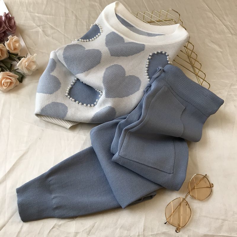 Casual fashion suit for petite women, exuding a tall and stylish vibe while reducing age. Knitted short sleeved pants, two-piece set for spring and summer