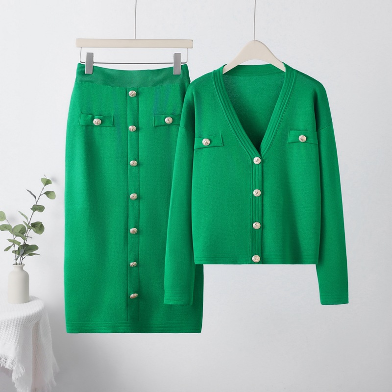 Casual fashion suit for petite women, exuding a tall and stylish vibe while reducing age. Knitted short sleeved pants, two-piece set for spring and summer Casual fashion suit for petite women, exuding a tall and stylish vibe while reducing age. Knitted short sleeved pants, two-piece set for spring and summer