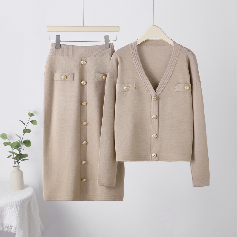 Casual fashion suit for petite women, exuding a tall and stylish vibe while reducing age. Knitted short sleeved pants, two-piece set for spring and summer