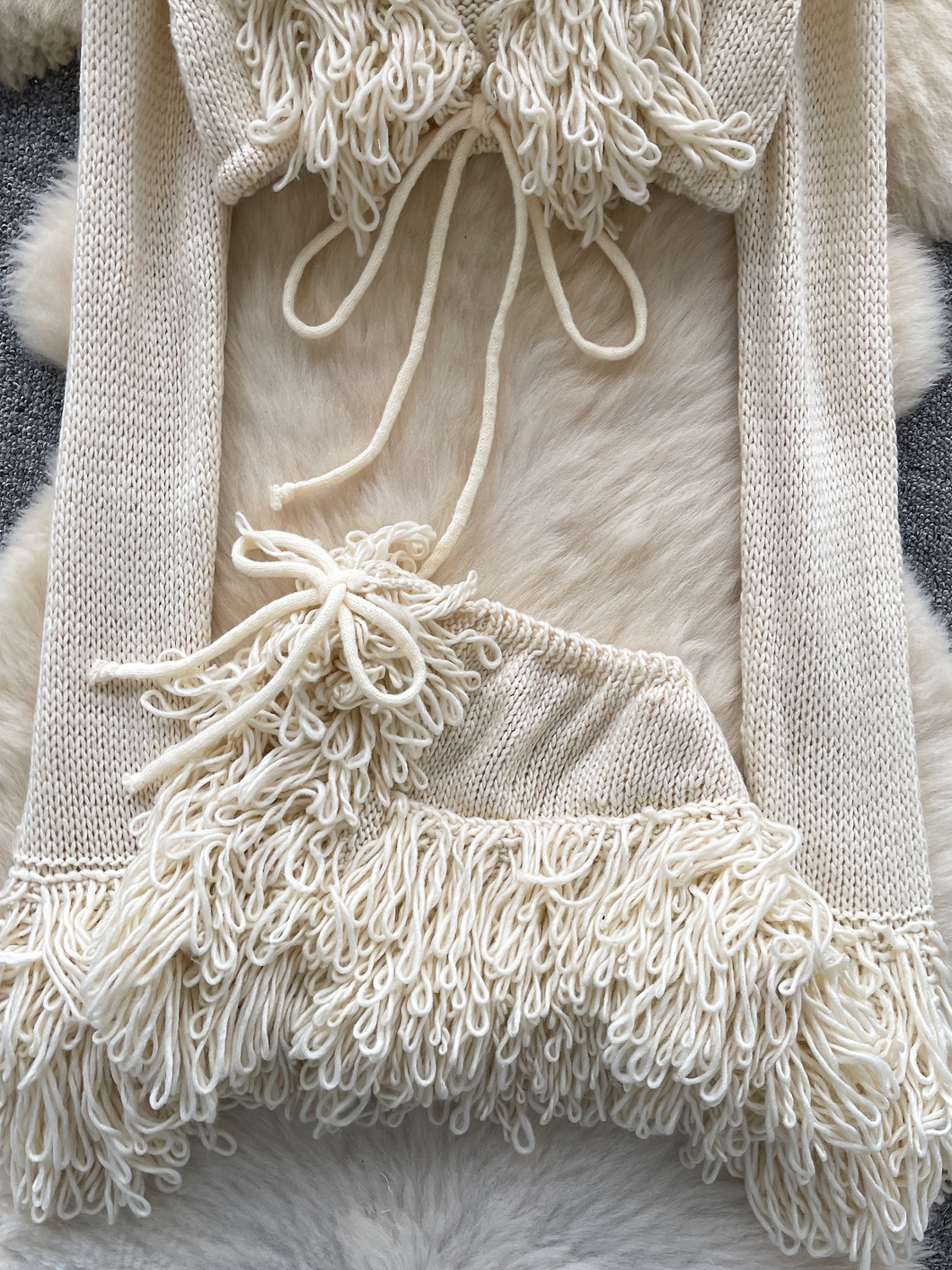 Knitted suit for women, European and American sexy spicy girl, V-neck strap, long sleeved short cut, rough edge cover, high waisted irregular short skirt Knitted suit for women, European and American sexy spicy girl, V-neck strap, long sleeved short cut, rough edge cover, high waisted irregular short skirt