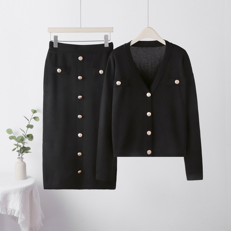 Casual fashion suit for petite women, exuding a tall and stylish vibe while reducing age. Knitted short sleeved pants, two-piece set for spring and summer Casual fashion suit for petite women, exuding a tall and stylish vibe while reducing age. Knitted short sleeved pants, two-piece set for spring and summer