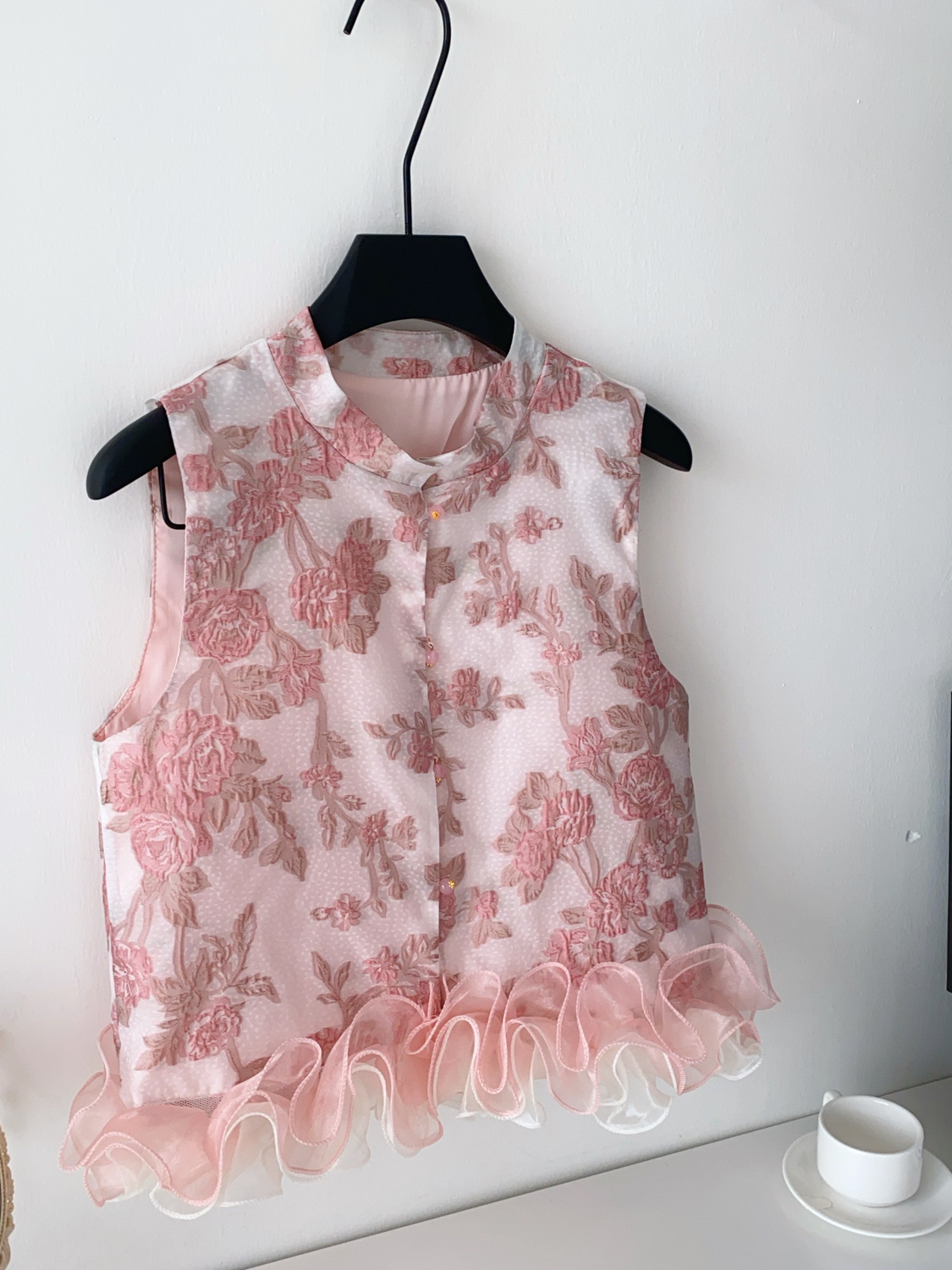 New Chinese style national style high-end embroidery sleeveless top for women in summer, three-dimensional ruffle edge splicing cardigan vest