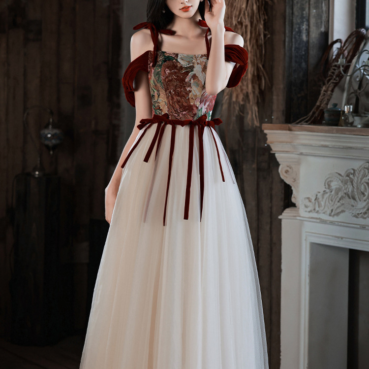 French retro niche design embroidered camisole dress for women's wear in La Liga, with a waist cinching and slimming effect, and a mesh long skirt