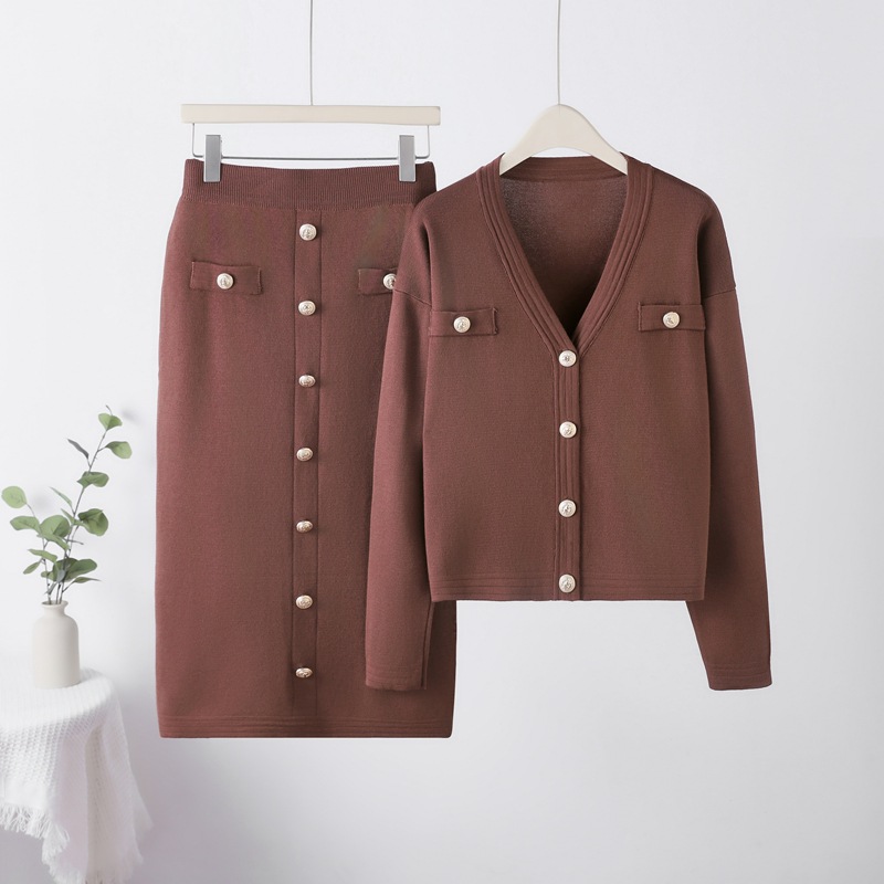 Casual fashion suit for petite women, exuding a tall and stylish vibe while reducing age. Knitted short sleeved pants, two-piece set for spring and summer Casual fashion suit for petite women, exuding a tall and stylish vibe while reducing age. Knitted short sleeved pants, two-piece set for spring and summer