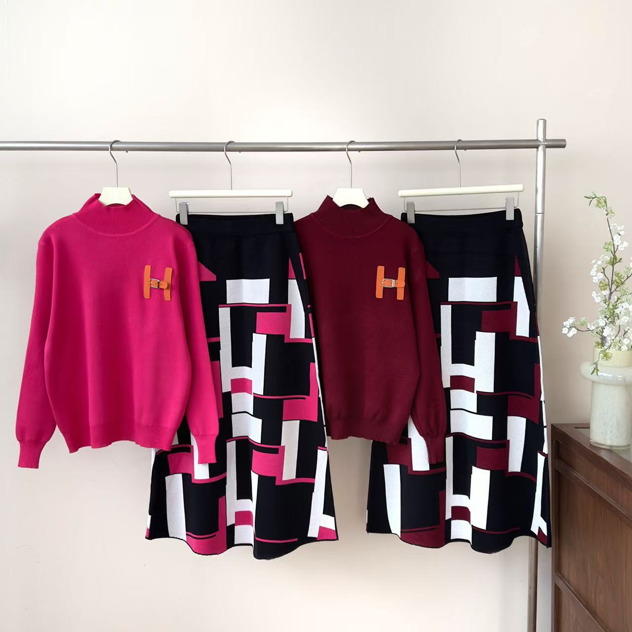 European fashion and high-end casual knitted sweater set for women's winter anti-aging letter half body long skirt two-piece set European fashion and high-end casual knitted sweater set for women's winter anti-aging letter half body long skirt two-piece set