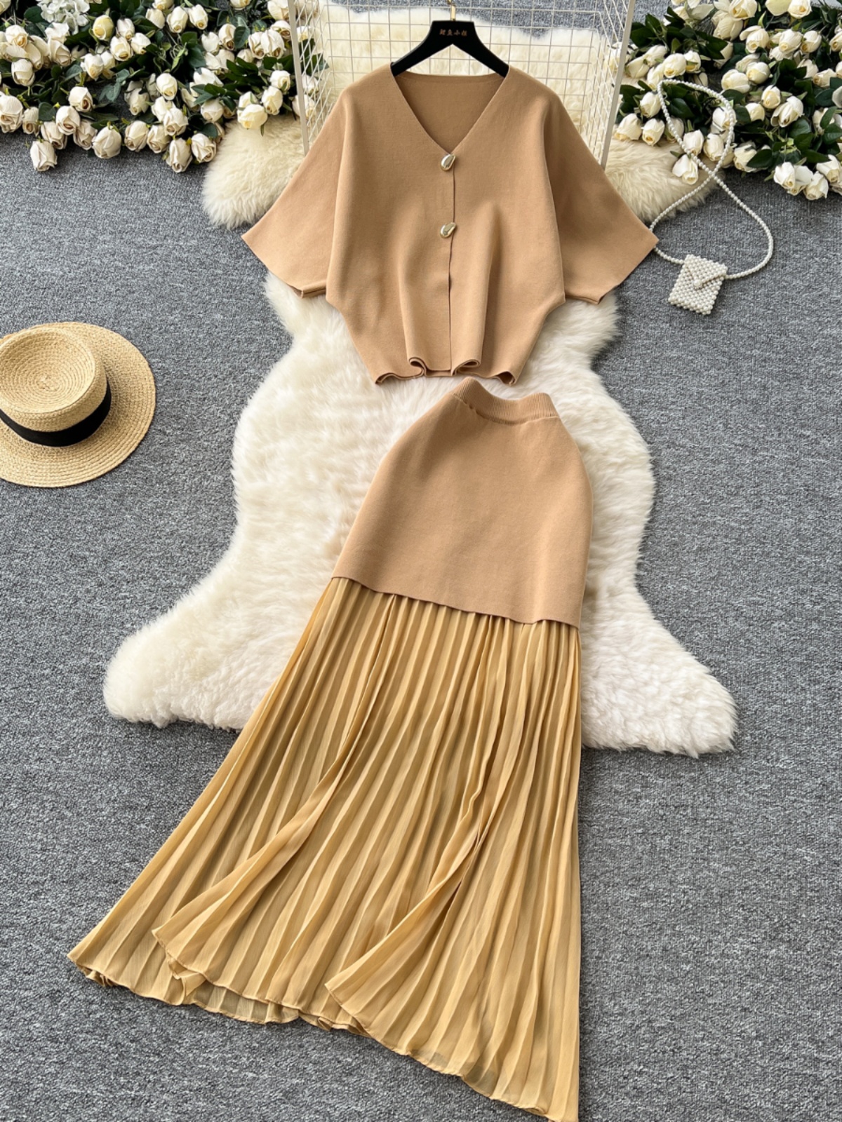 Light mature style two-piece skirt set 2025 summer high-end short sleeved knitted top high waisted patchwork pleated skirt