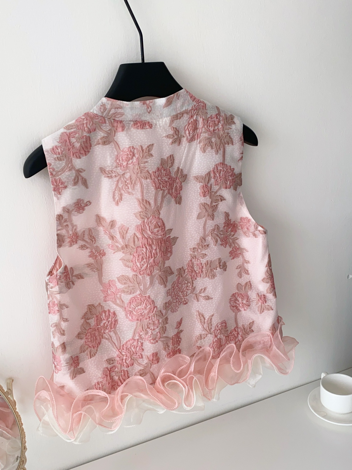 New Chinese style national style high-end embroidery sleeveless top for women in summer, three-dimensional ruffle edge splicing cardigan vest New Chinese style national style high-end embroidery sleeveless top for women in summer, three-dimensional ruffle edge splicing cardigan vest