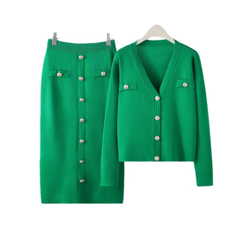 Casual fashion suit for petite women, exuding a tall and stylish vibe while reducing age. Knitted short sleeved pants, two-piece set for spring and summer Casual fashion suit for petite women, exuding a tall and stylish vibe while reducing age. Knitted short sleeved pants, two-piece set for spring and summer