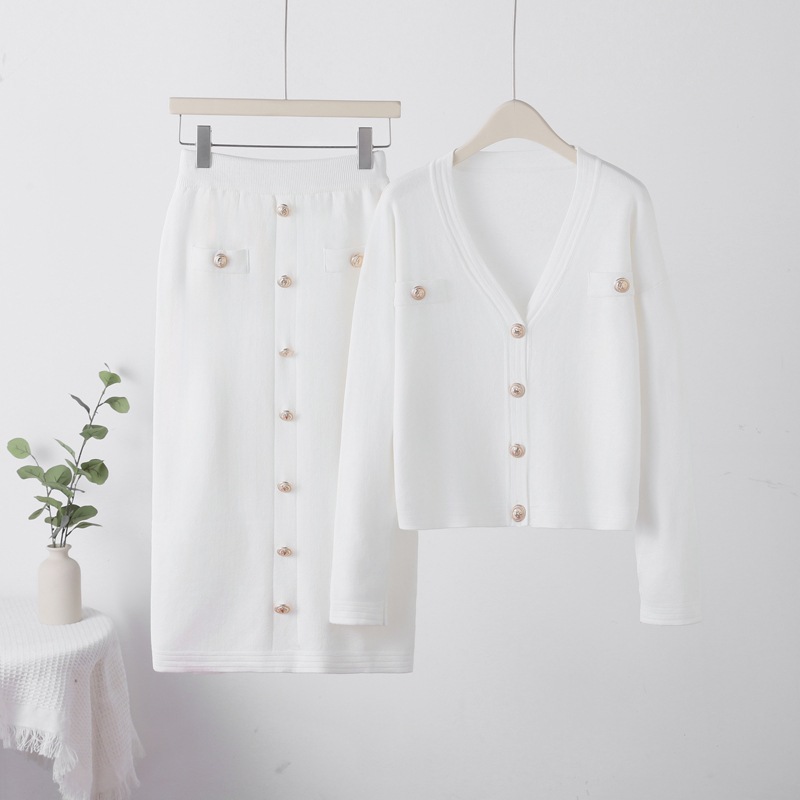 Casual fashion suit for petite women, exuding a tall and stylish vibe while reducing age. Knitted short sleeved pants, two-piece set for spring and summer Casual fashion suit for petite women, exuding a tall and stylish vibe while reducing age. Knitted short sleeved pants, two-piece set for spring and summer