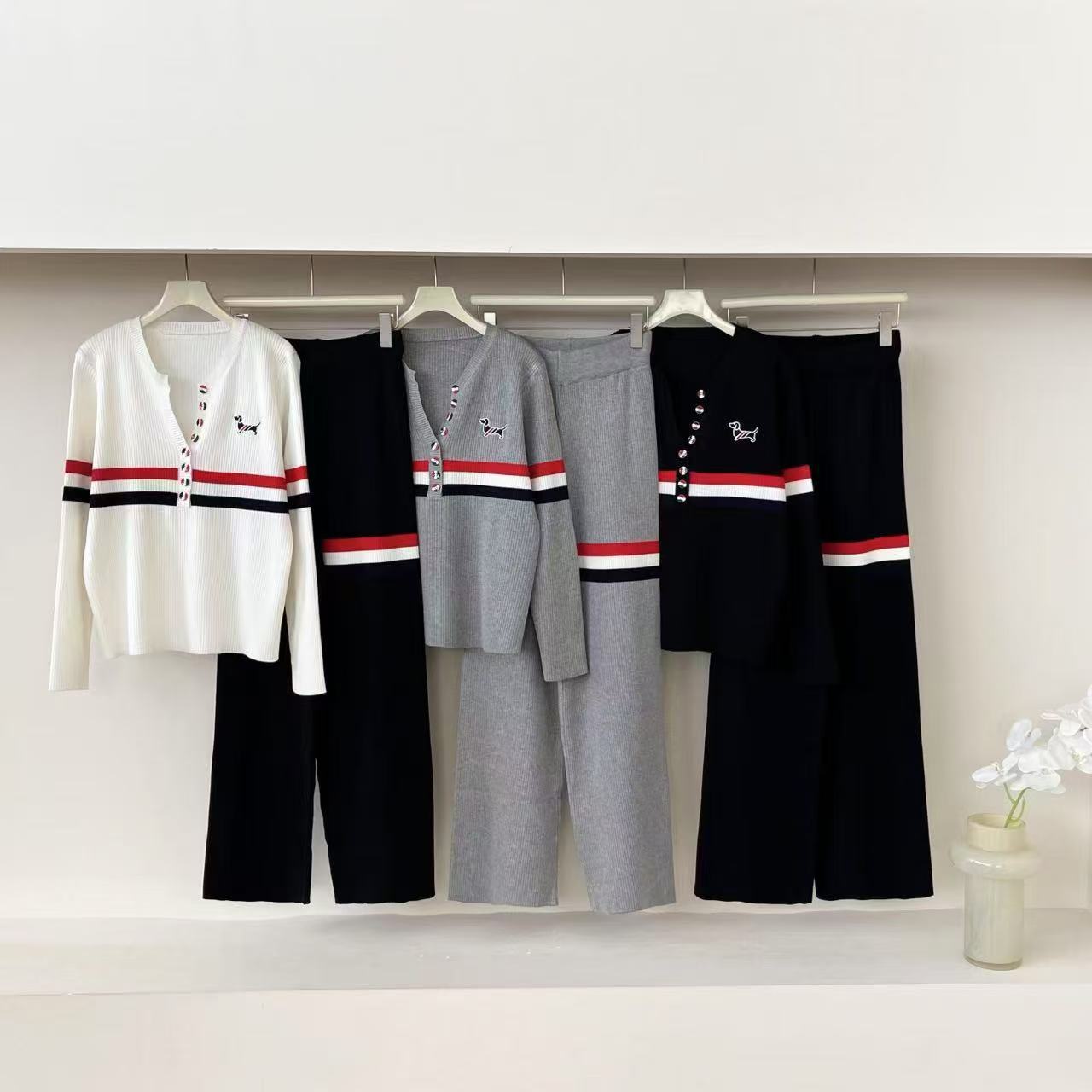 Cross border Spring and Autumn New Women's Collar Color Buckle Dog Color blocked Long sleeved Knitted Sweater Fashion Versatile Wide Leg Pants Two Piece Set Cross border Spring and Autumn New Women's Collar Color Buckle Dog Color blocked Long sleeved Knitted Sweater Fashion Versatile Wide Leg Pants Two Piece Set