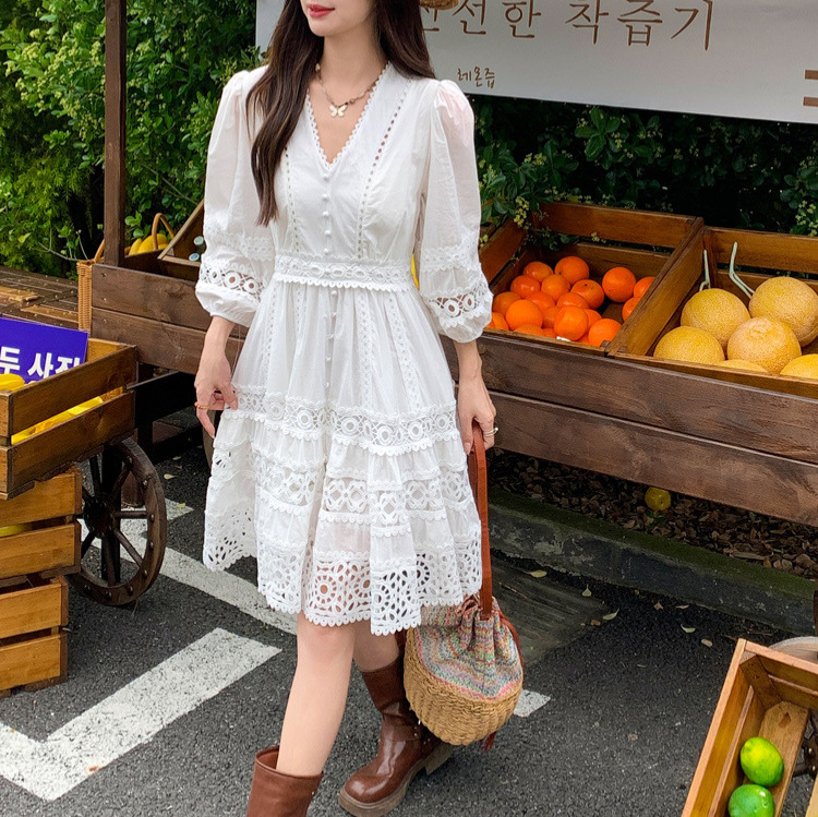 Long sleeved dress for women, new French style, slimming design, niche V-neck lace single breasted fluffy short skirt