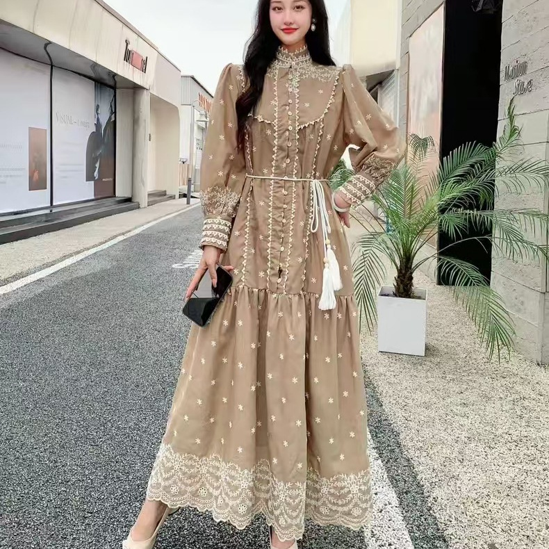 Small niche retro elegant dress for women's clothing, new style French heavy industry embroidery stand collar lantern sleeves, waist cinching large swing long skirt
