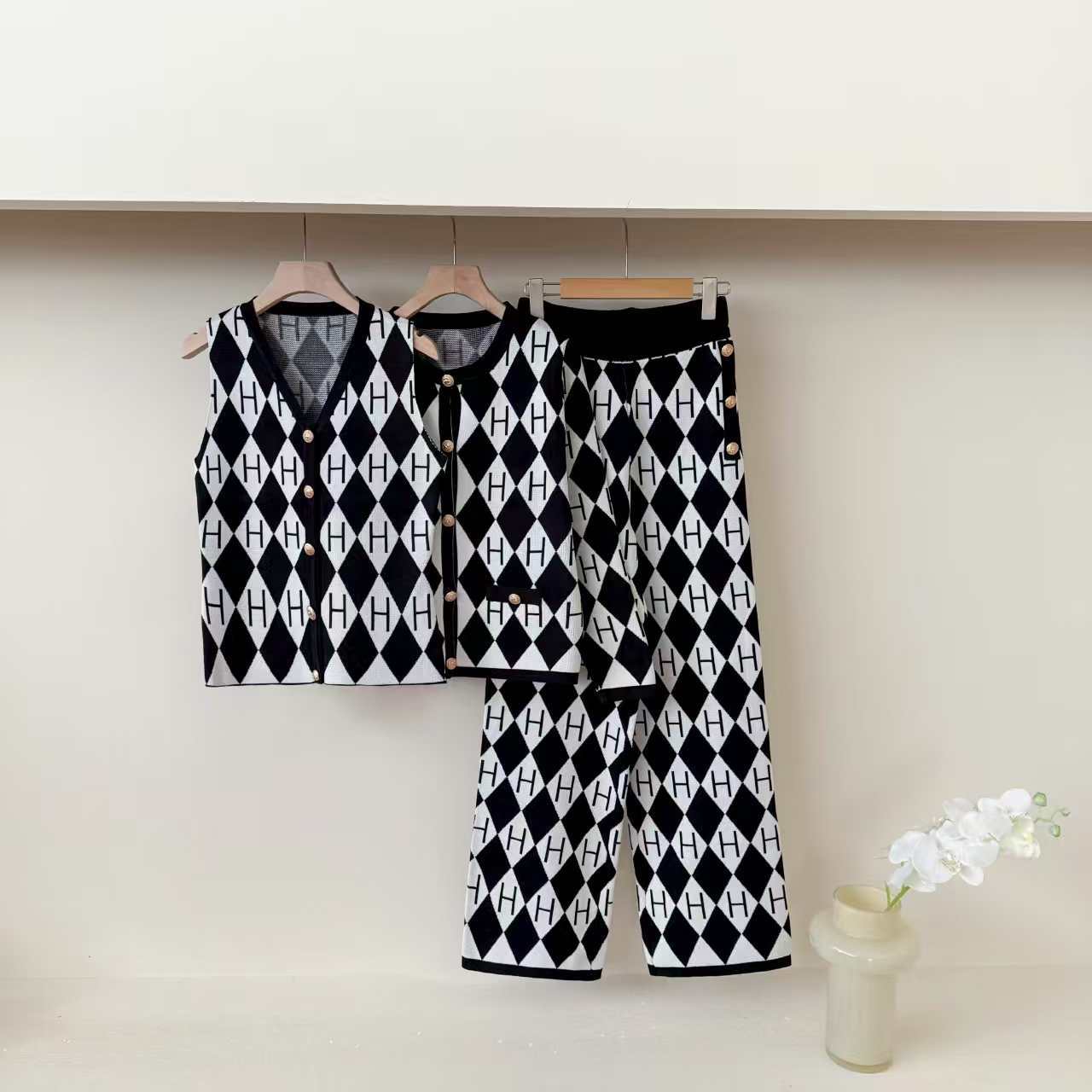 European station fashion grid pattern letter jacquard knitted vest women's V-neck long sleeved cardigan wide leg pants three piece set