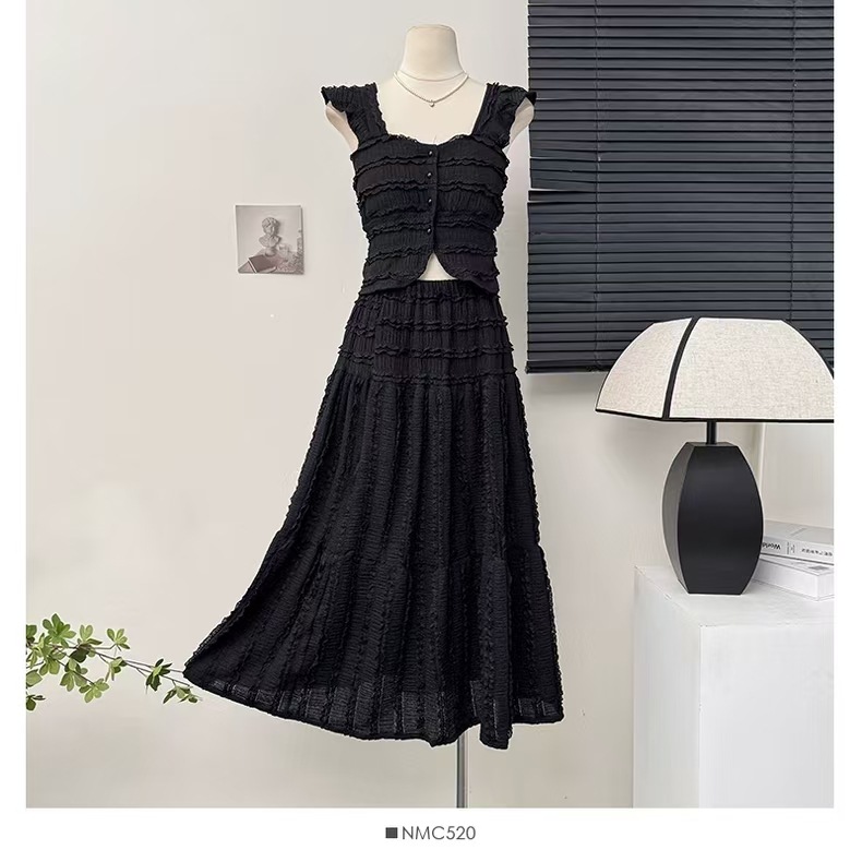 Gentle outfit for women's spring vacation style, short style with small fly sleeves, camisole top, high waisted pleated skirt set