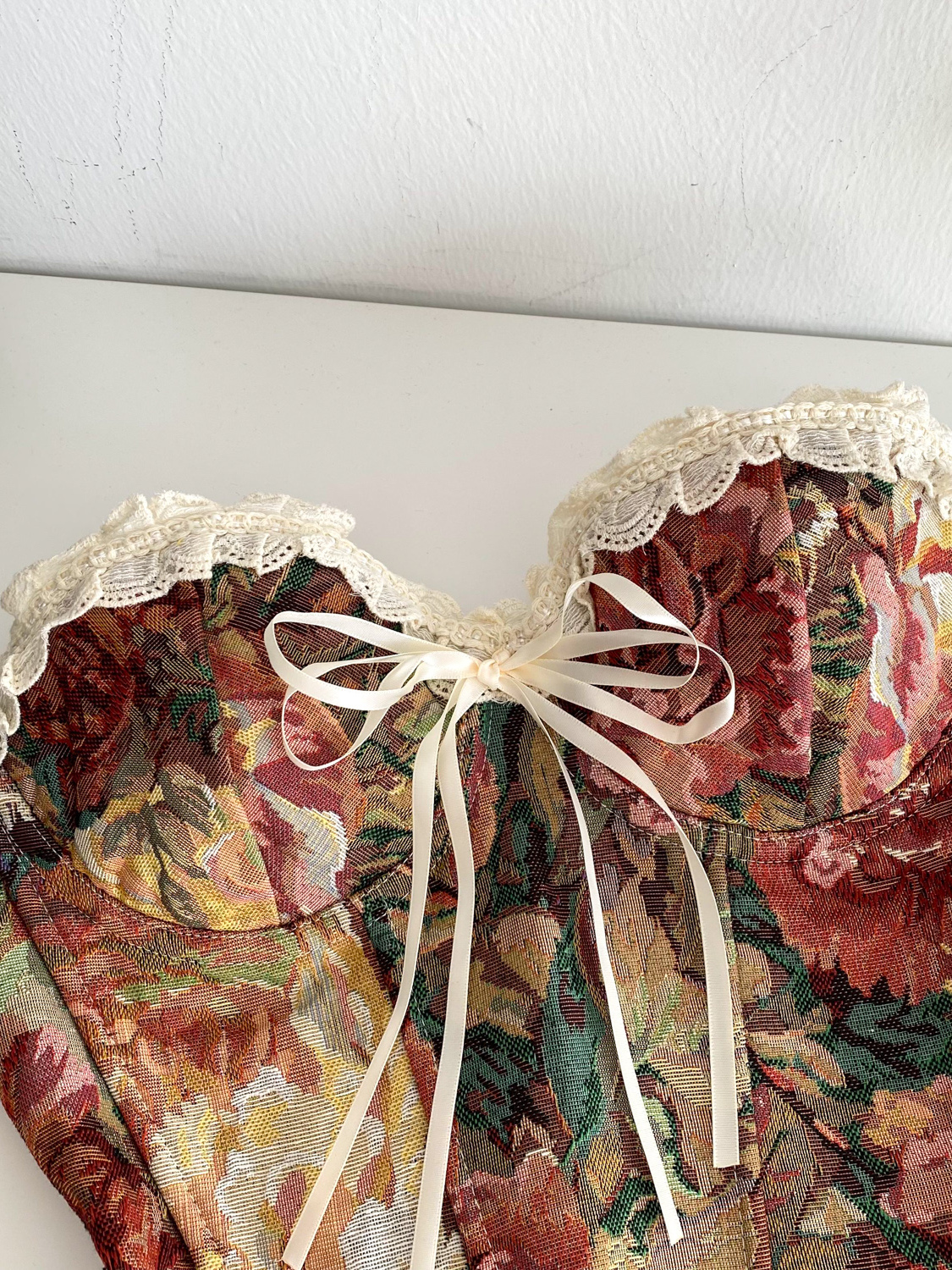 French romantic atmosphere, oil painting style strapless vest for women in summer, lace lace, fishbone waist strap, exquisite top French romantic atmosphere, oil painting style strapless vest for women in summer, lace lace, fishbone waist strap, exquisite top