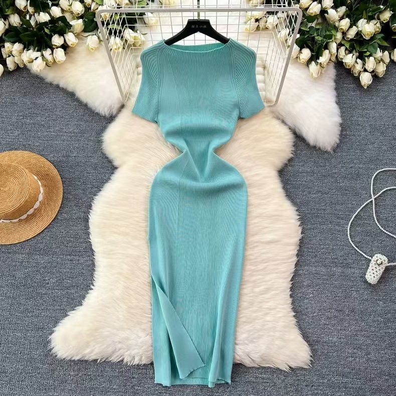Knitted dress for women in the spring and summer of 2024, with a high-end temperament and a side slit elastic tight fit that wraps around the buttocks. This is a spicy girl's dress