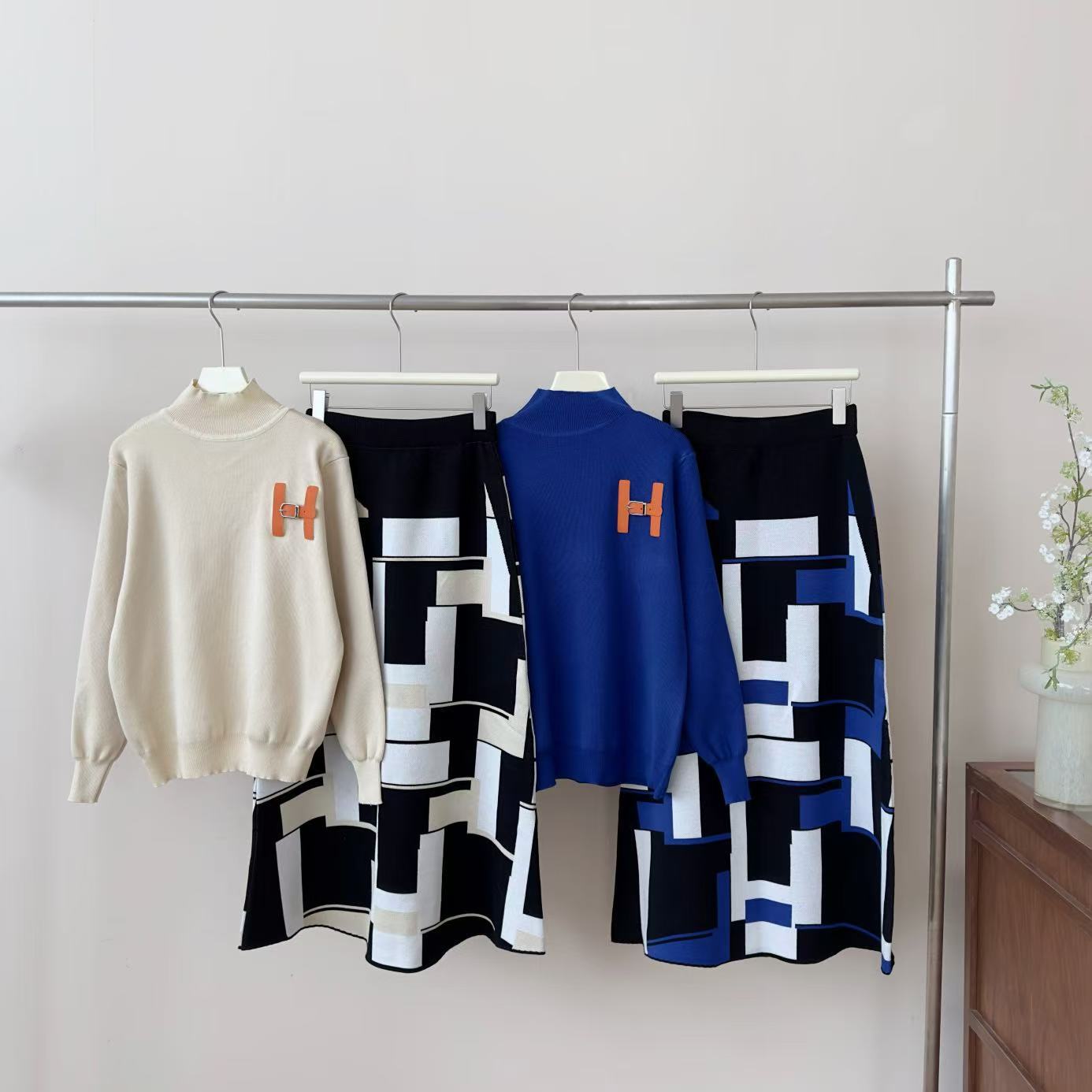 European fashion and high-end casual knitted sweater set for women's winter anti-aging letter half body long skirt two-piece set European fashion and high-end casual knitted sweater set for women's winter anti-aging letter half body long skirt two-piece set