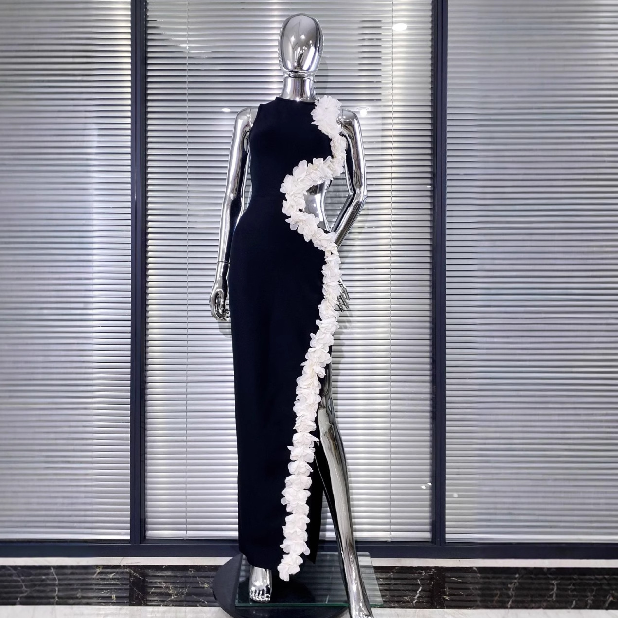 White fungus edge sexy hollow out black dress with buttocks wrapped White fungus edge sexy hollow out black dress with buttocks wrapped