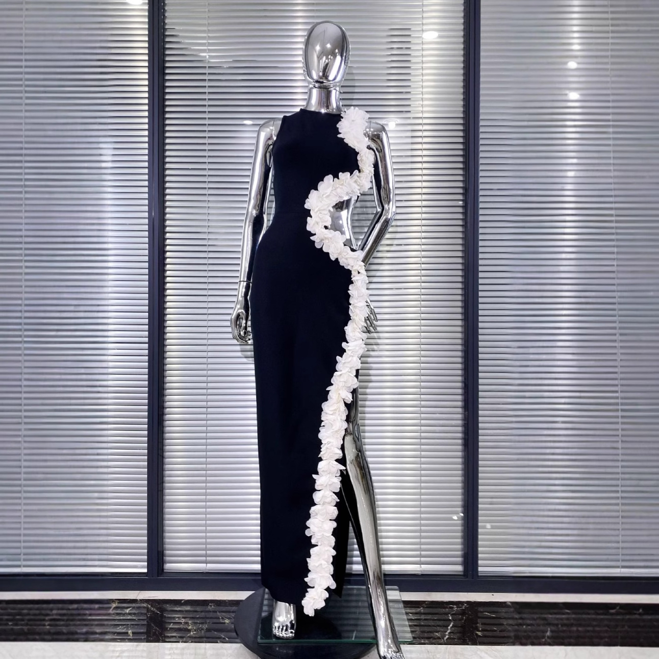 White fungus edge sexy hollow out black dress with buttocks wrapped