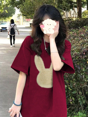 Wine red rabbit round neck T-shirt for women, short sleeved, summer niche design, loose fit, New Year's zodiac year, half sleeved clothes