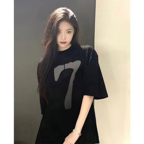 American retro black short sleeved T-shirt for women's summer 2023 new design, niche couple loose fit slimming top
