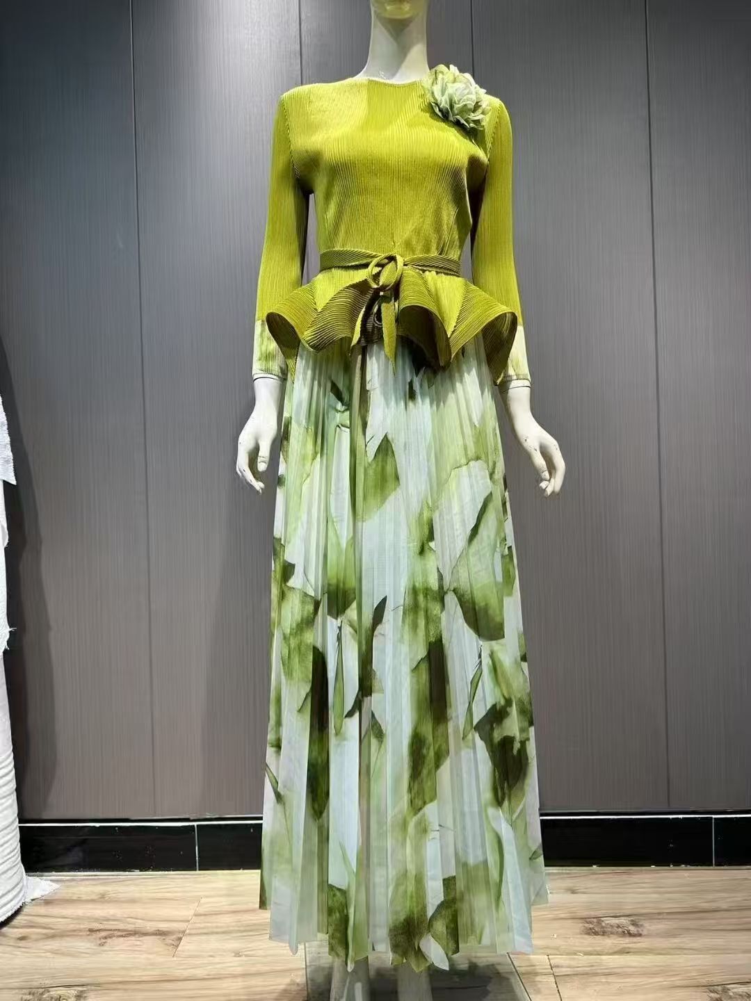 Factory direct sales of Miyake wrinkles in 8 colors to choose from Factory direct sales of Miyake wrinkles in 8 colors to choose from