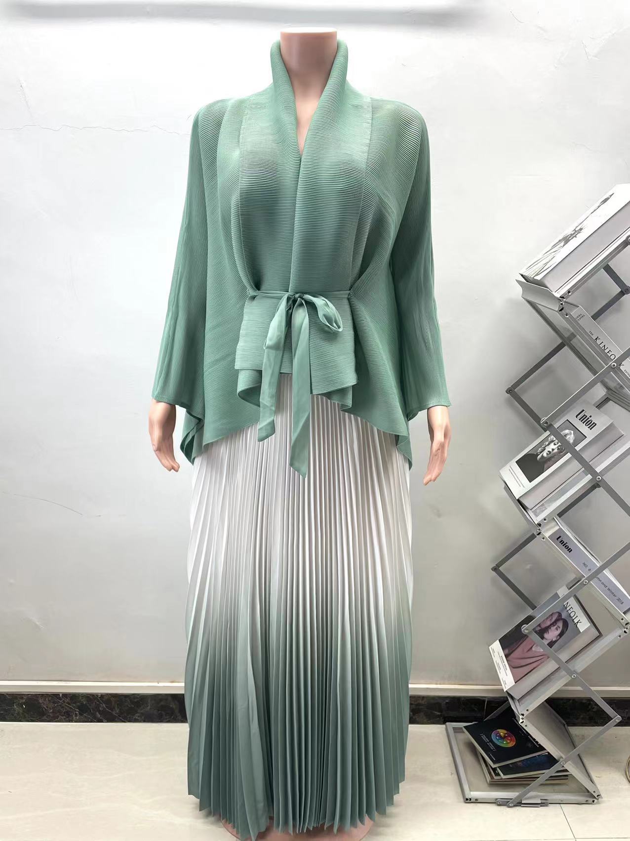 Cross border European, American, and African three bedroom pleated printed top+gradient color 360 degree swing skirt set Cross border European, American, and African three bedroom pleated printed top+gradient color 360 degree swing skirt set