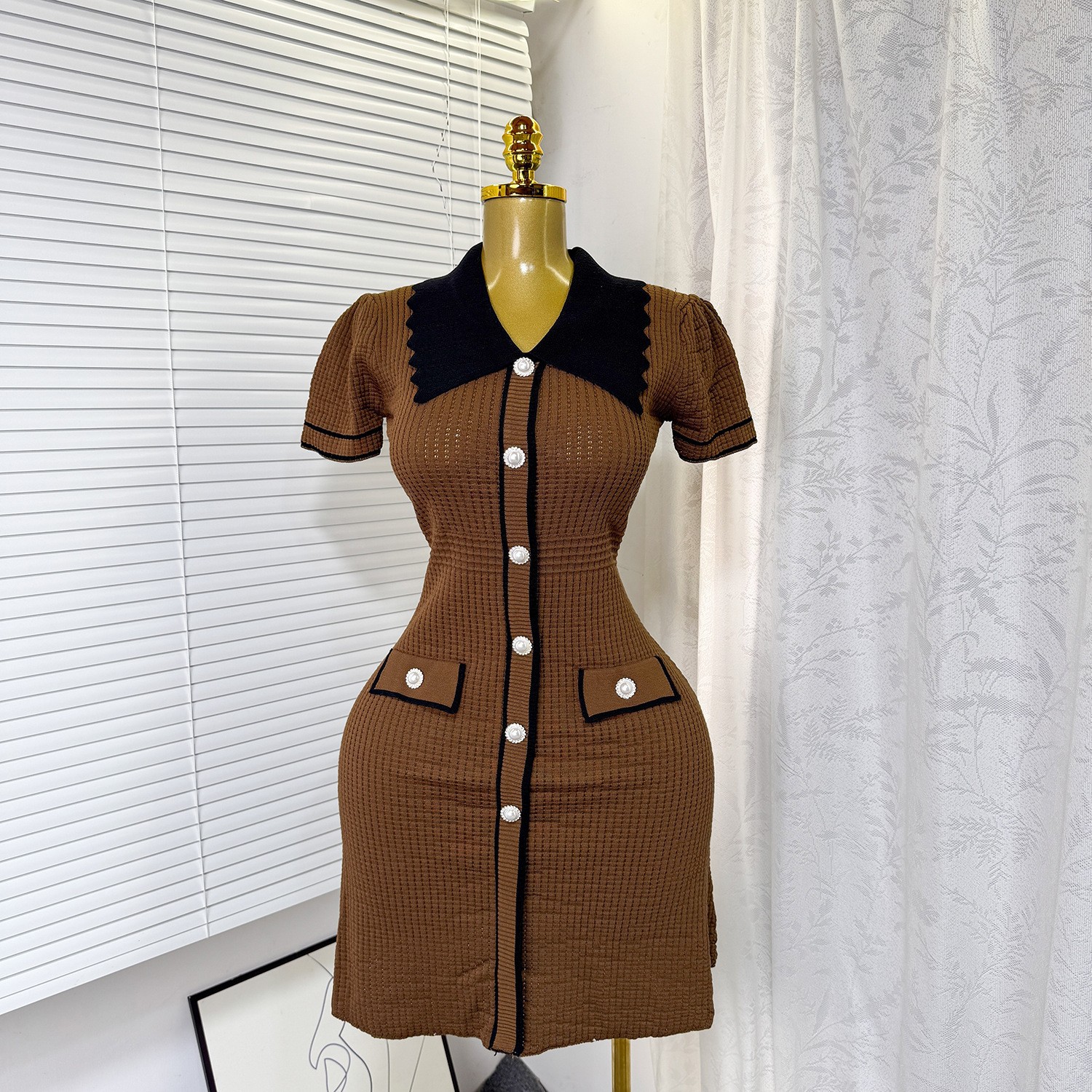 Temperament contrasting doll neck short sleeved knitted dress for women with a niche design sense, single breasted slim fit and slimming mid length skirt Temperament contrasting doll neck short sleeved knitted dress for women with a niche design sense, single breasted slim fit and slimming mid length skirt