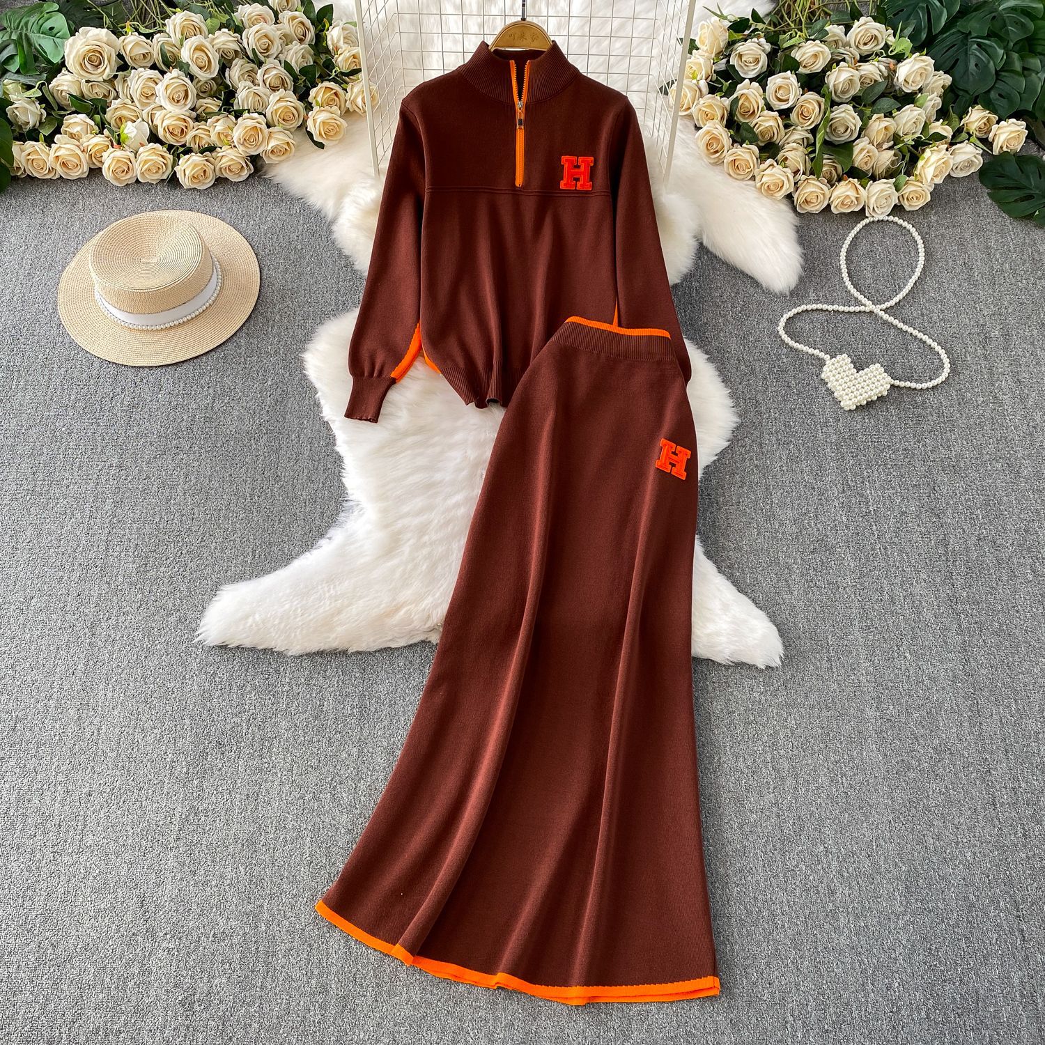 Autumn and winter slimming look, wearing a half high neck long sleeved knitted sweatshirt with a zipper and contrasting high waist mid length skirt set Autumn and winter slimming look, wearing a half high neck long sleeved knitted sweatshirt with a zipper and contrasting high waist mid length skirt set