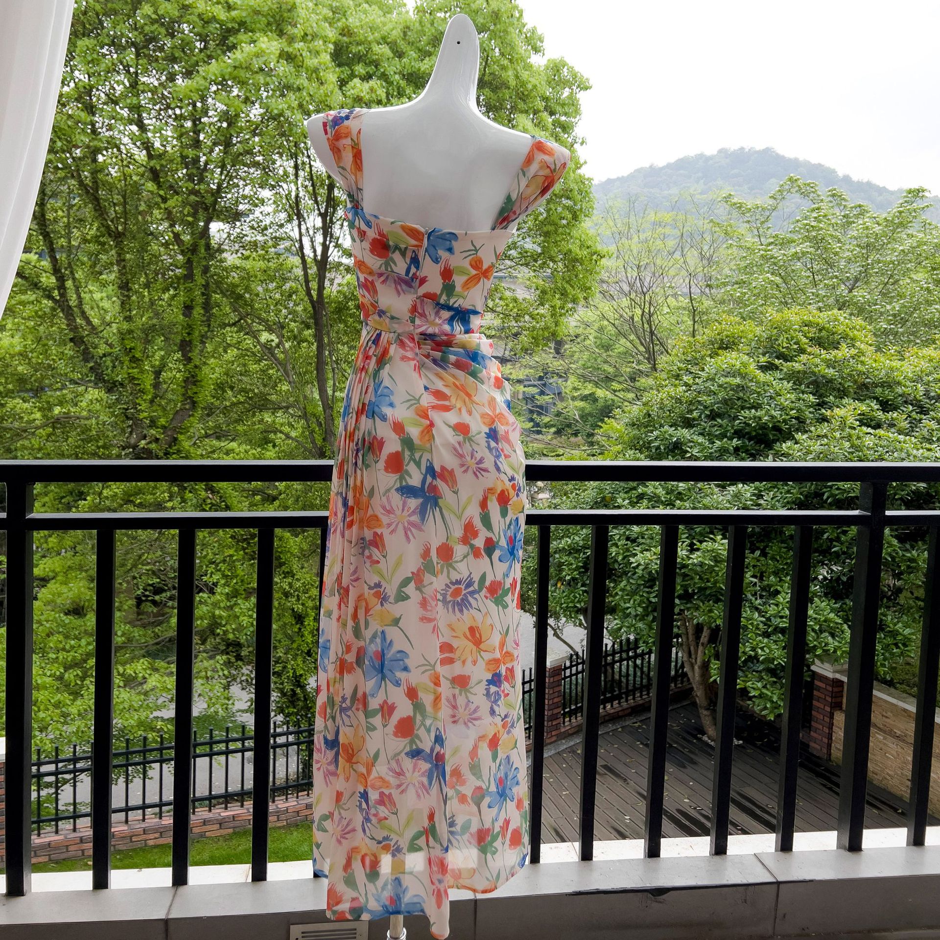 Temperament shoulder strap floral dress beach vacation dress women French waist cinched oil painting printed bag buttocks long skirt 68387 Temperament shoulder strap floral dress beach vacation dress women French waist cinched oil painting printed bag buttocks long skirt 68387